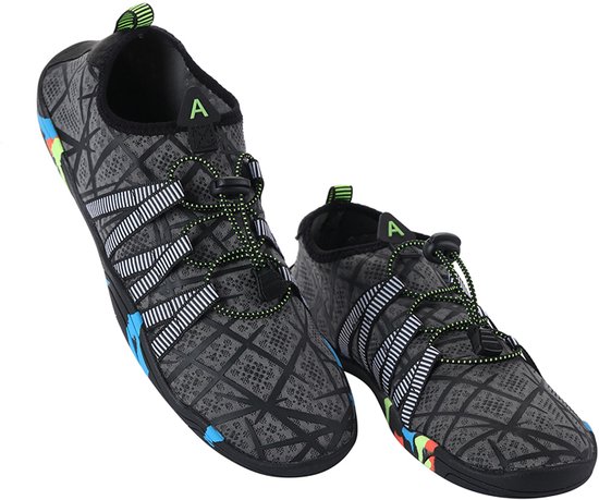 Een paar grijze Atlantis waterschoenen met zwart patroon, groene veters en kleurrijke zoolrand.
