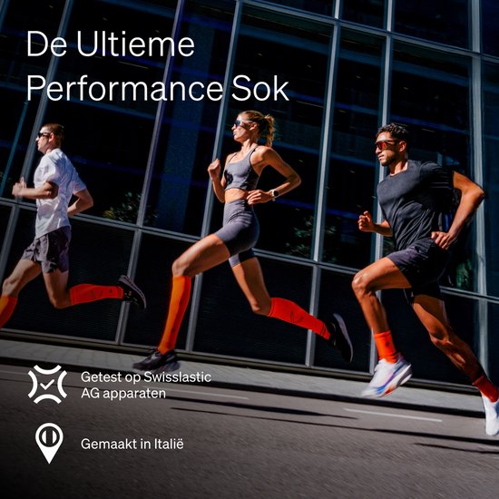 Drie hardlopers in oranje sportsokken met zwarte accenten, in een stedelijke omgeving.