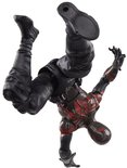 Actiefiguur in zwart Spider-Man kostuum ondersteboven, met rode spinnenwebdetails.