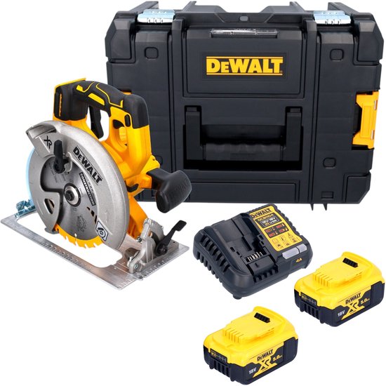 Gele en zwarte DeWalt cirkelzaag, zwarte opbergkoffer, lader en twee accu's (2.0Ah en 5.0Ah).