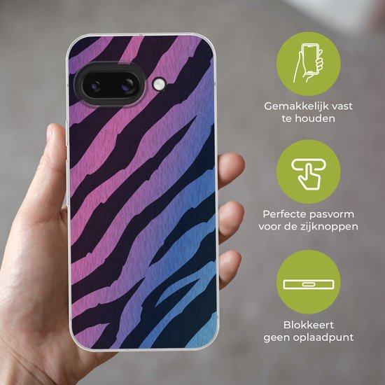 Coque de téléphone avec imprimé zèbre bleu-violet, tenue par une main.