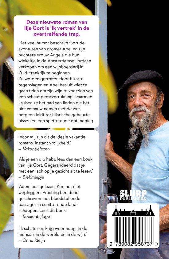 Achterkant van het boek 'Godendrank' met een foto van Ilja Gort, een man met baard en baret, met een glas rode wijn. De tekst van de achterflap is zichtbaar.