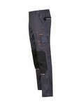 Pantalon de travail gris foncé avec genouillères noires, coutures orange et diverses poches.