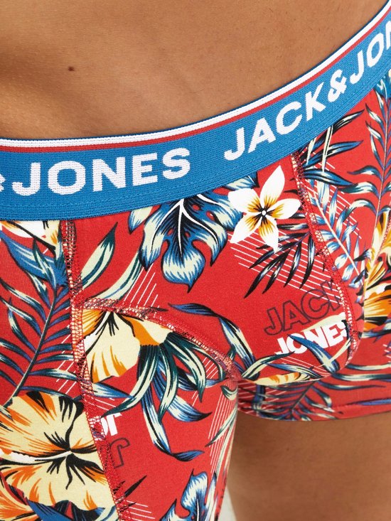 Detail van de tailleband en de tropische bloemenprint op rode boxer van JACK & JONES.