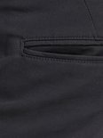 Detail van de steekzak van een zwarte chino broek.