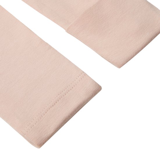 Close-up van de lichtroze stof van een longsleeve shirt met omgeslagen manchetten.