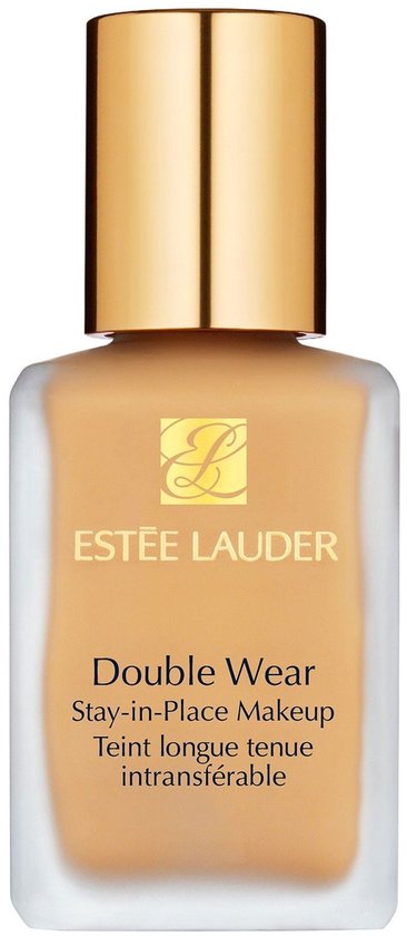 Estée Lauder Double Wear foundation in een glazen fles met gouden dop. De foundation is medium bruin van kleur.