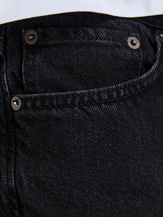 Donkere zwarte jeans met koperkleurige knopen.