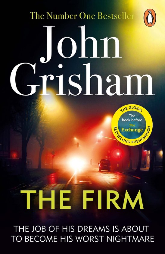 De omslag van John Grisham's 'The Firm', met een natte straat bij nacht met autoverkeer.