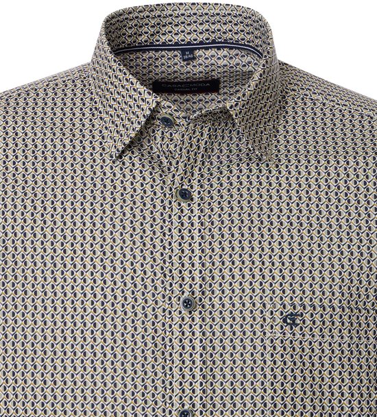 Gedetailleerde kijk op de kraag en borst van een overhemd met een geometrisch patroon in blauw, wit en geel. Merklabel CASA MODA.