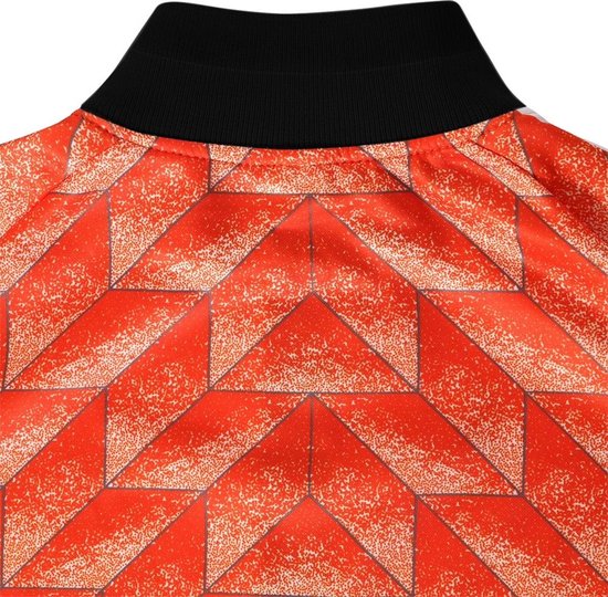 Oranje trainingsjack met zwart detail op de kraag en een geometrisch patroon.