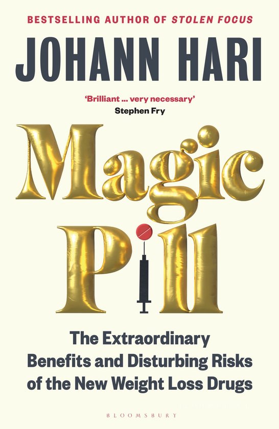 Boekomslag van 'Magic Pill' door Johann Hari. Goudkleurige letters 'Magic Pill' met rode stip op de 'i' en spuit. Goudkleurige tekst: 'Bestselling author of Stolen Focus'. Zwarte tekst: 'Brilliant ... very necessary' Stephen Fry. 'The Extraordinary Benefits and Disturbing Risks of the New Weight Loss Drugs'. Bloomsbury.