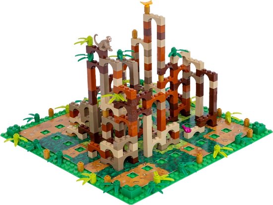 Een bruine, oranje en beige LEGO Monkey Palace toren met groene speelmat en een aapje.