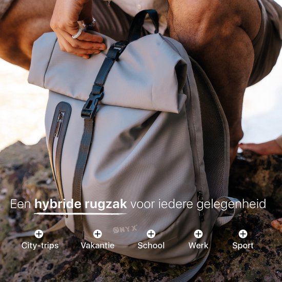 Grijze ONYX hybride rolrugzak op rotsen, geschikt voor citytrips, vakantie, school, werk en sport.