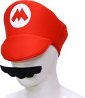 Rode Mario-pet met 'M'-logo en zwart snor op een witte paspop.