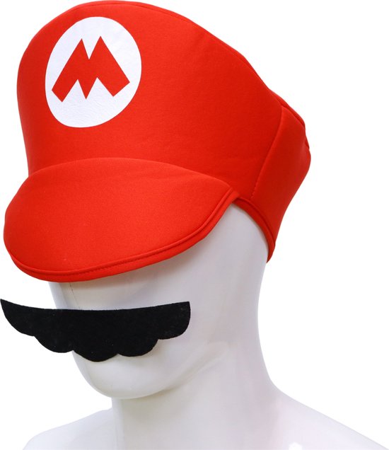 Rode Mario-pet met 'M'-logo en zwart snor op een witte paspop.