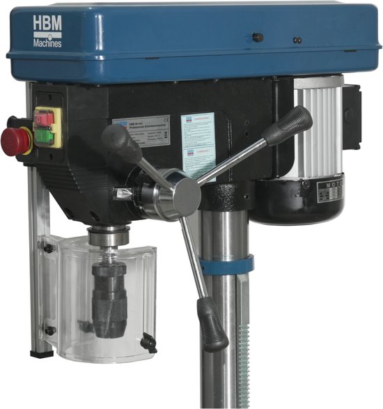 Close-up van de blauwe HBM Machines kolomboormachine motor en bedieningsknoppen.