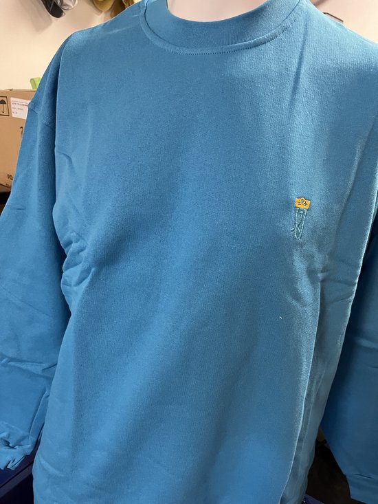 Sweater XL lichtblauw met geborduurd logo