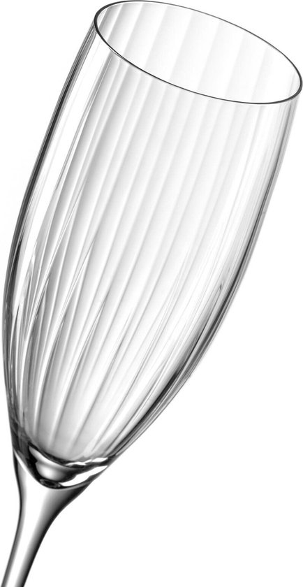 Een schuin glas champagneglas met verticale ribbels.