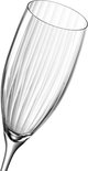 Een schuin glas champagneglas met verticale ribbels.