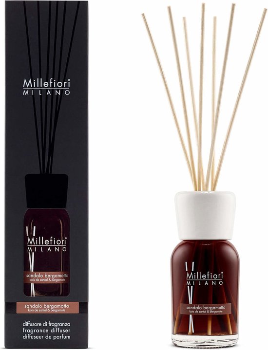 Bruine glazen fles diffuser met witte dop, dunne stokjes en een zwarte doos. Met Millefiori Milano Sandalo Bergamotto etiket.