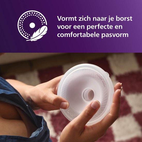 Une femme tient une tasse de tire-lait Philips Avent. Texte : S'adapte à votre poitrine pour un ajustement parfait et confortable.