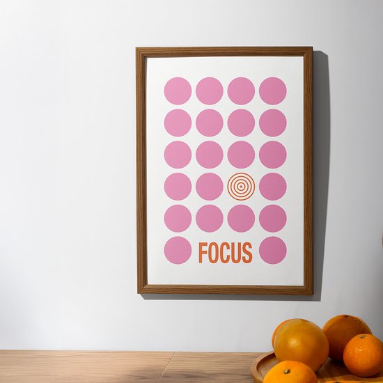 Poster met roze stippen en woord 'FOCUS' in oranje tekst, met een oranje cirkel als middelpunt.
