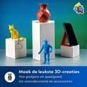 Drie witte sokkels met daarop een gele kat met sleutelhanger, een blauwe mannelijke figuur en een oranje telefoonstandaard met smartphone. Op de achtergrond een oranje vaas op een sokkel.