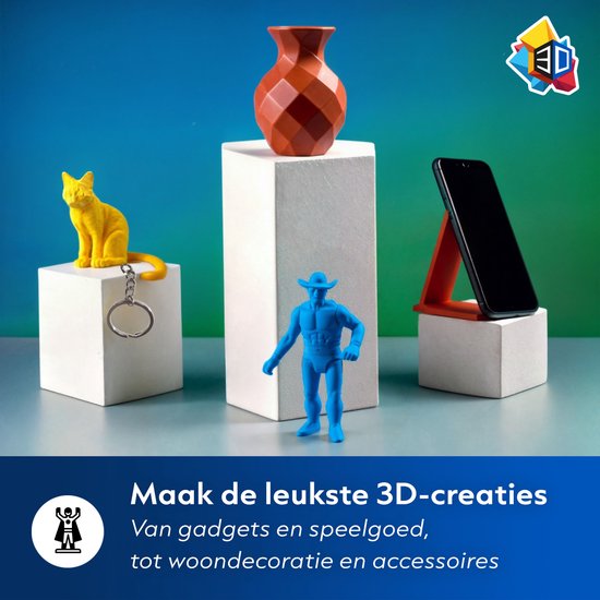 Drie witte sokkels met daarop een gele kat met sleutelhanger, een blauwe mannelijke figuur en een oranje telefoonstandaard met smartphone. Op de achtergrond een oranje vaas op een sokkel.