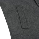 Detail van de zak van de grijze jas.