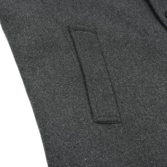 Detail van de zak van de grijze jas.