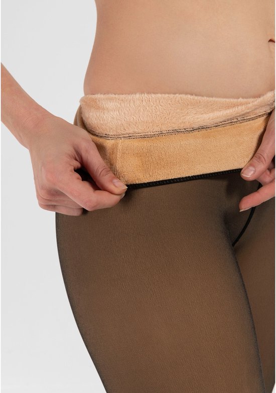 Close-up van een zwarte panty die aan de bovenkant wordt uitgetrokken, met een zachte, crèmekleurige fleece voering.