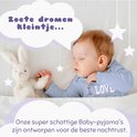 Baby slaapt in een lichtblauwe pyjama met 'I LOVE DADDY' print. Naast hem ligt een knuffelkonijn.