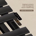 Zwarte handdoekradiator met digitaal touchscreen en intelligente touch-bediening. Toont 55°C.