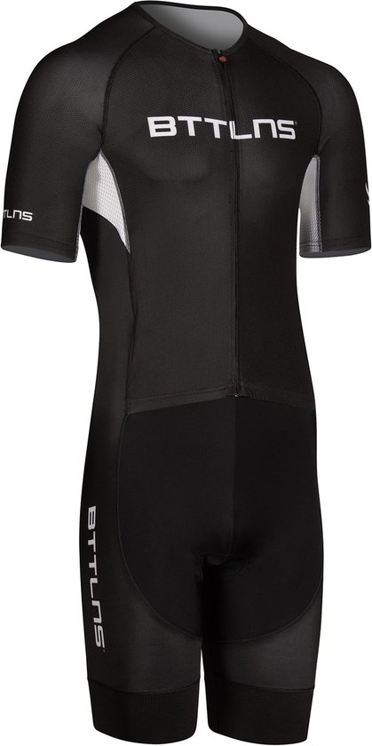 Zwart BTTLNS trisuit met korte mouwen, witte logo's en witte accenten op de zijkanten. Ritssluiting aan de voorkant.