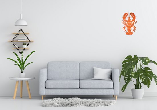 Oranje kreeft-decoratie boven een grijze bank, met planten en een bijzettafel.