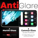 Une comparaison en écran partagé d'un protecteur d'écran en verre dépoli et d'un verre ordinaire.