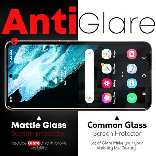 Une comparaison en écran partagé d'un protecteur d'écran en verre dépoli et d'un verre ordinaire.