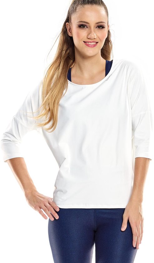 Gezicht van een vrouw in witte driekwart top en donkerblauwe sportbeha.