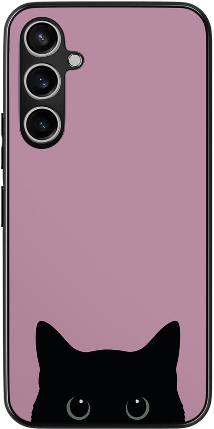 Coque de téléphone rose avec la tête d'un chat noir regardant par le bas. Deux yeux verts du chat sont visibles.