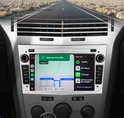 Autoradio met navigatie en Spotify-app, toont rij-instructies en muziekopties.