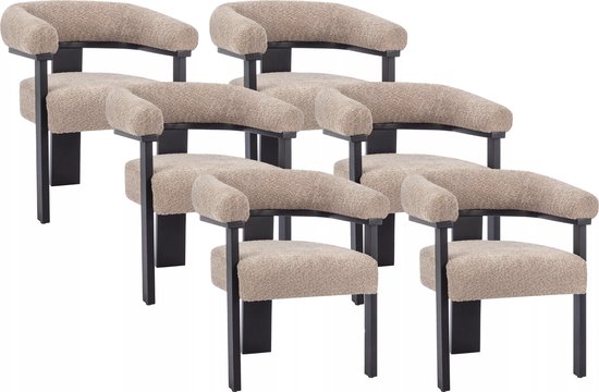 Groep van zes beige bouclé stoelen met gebogen rugleuning en zwarte poten, op witte achtergrond.