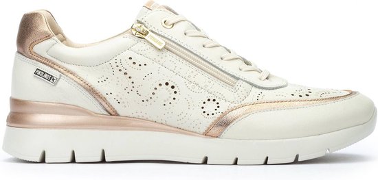 Sneaker Pikolinos en cuir écru perforé, accents dorés, fermeture éclair et lacets. Détails dorés métalliques sur le côté et le talon.
