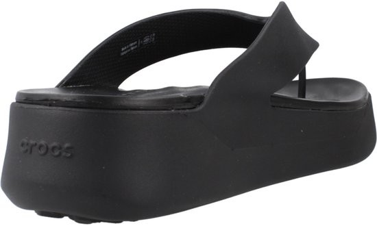 Vue latérale d'une tong compensée noire Crocs avec le logo Crocs sur le côté.