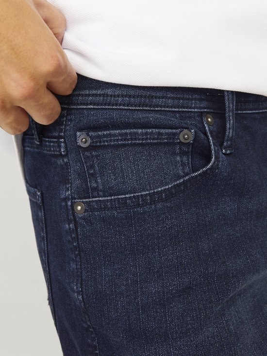 Man met donkere jeans, detail van de heupzak.
