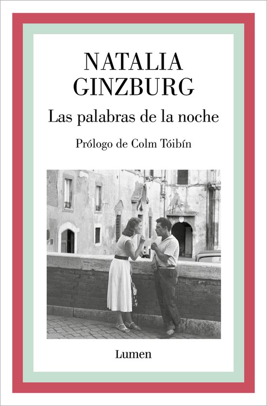 Boekomslag: Natalia Ginzburg, 'Las palabras de la noche'. Zwart-witfoto van een koppel op een plein met rode rand.