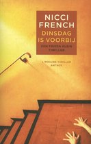 Boekcover: 'Dinsdag is voorbij' van Nicci French. Oranjegele achtergrond met stenen trap en handen aan de onderkant.