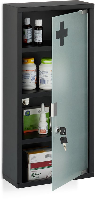 Zwart medicijnkastje met open glazen deur, gevuld met medicijnen en een grijs kruis op de deur.