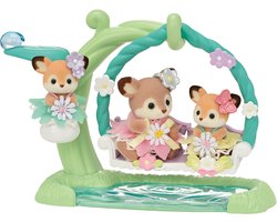 foto van Sylvanian Families 5801 Baby hertjes- bloemen schommel- 3 fluweelzachte speelfiguren