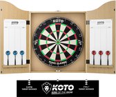 Dartbord met KOTO-logo in een licht eikenhouten kast, met zes pijltjes (drie rood, drie blauw). Kasten met scoreborden open. Koto King of the Oche logo.